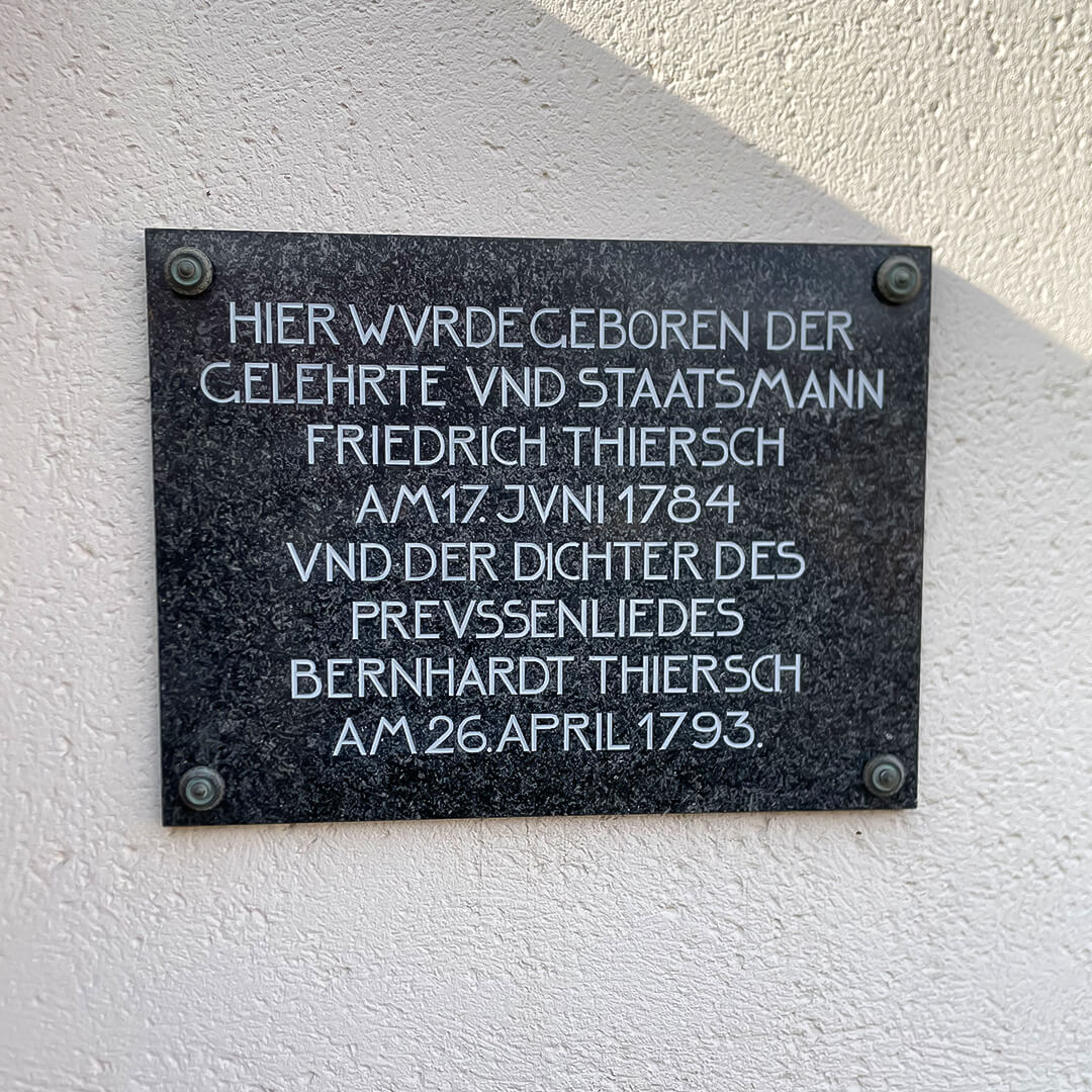 Erinnerungstafel (ca. 1905) an die Philologen Friedrich Wilhelm Thiersch (1784 -1860) und seinen Bruder Bernhard (1793 -1855).