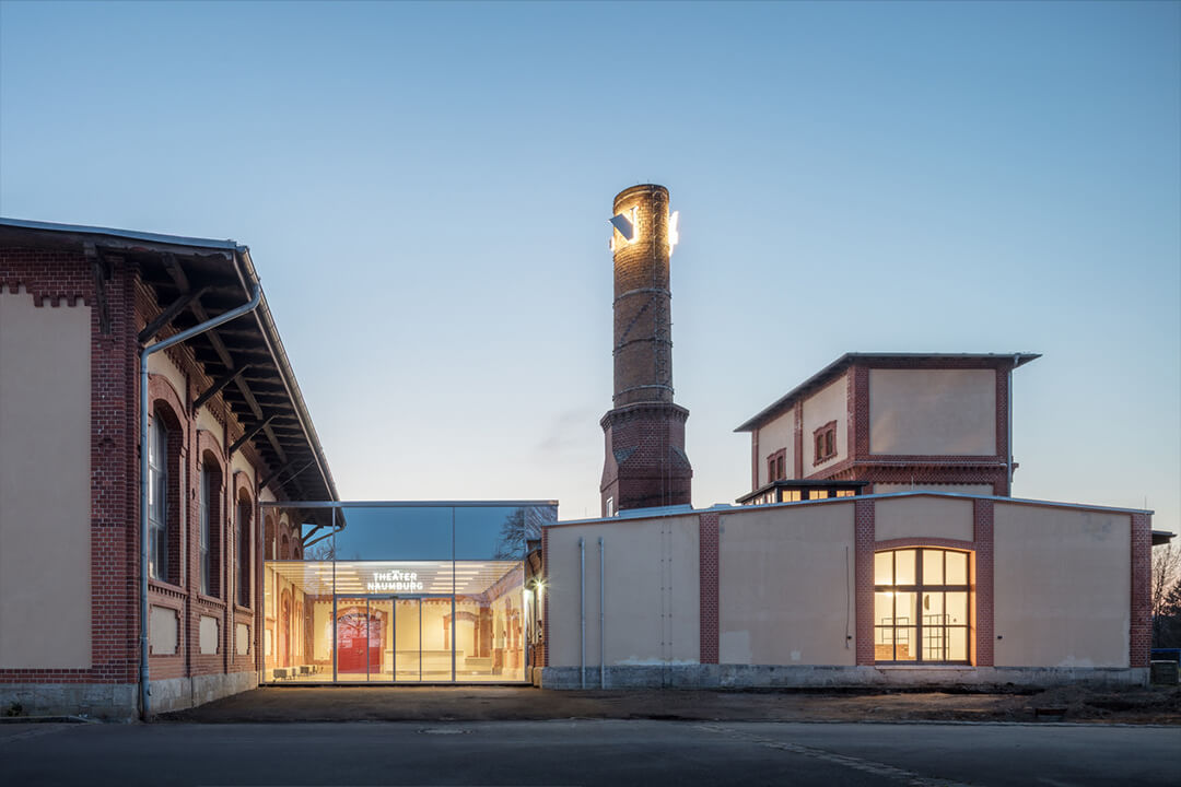 Theateransicht Abend: Das architektonische Einfallstor Naumburgs im Bahnhofsviertel (© Till Schuster)