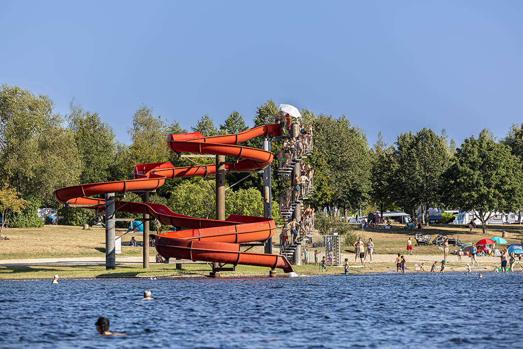 Baden im Erholungspark Mondsee - mit Wasserrutsche